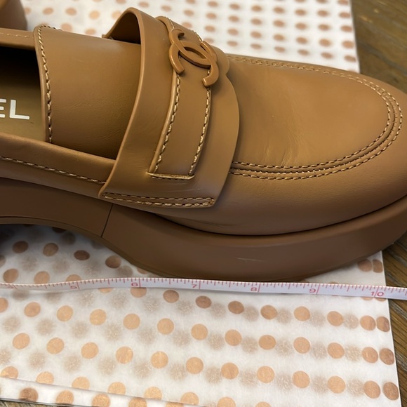 CHANEL Camel Leather CC Platform Loafers Size  40 - Picture 16 of 16
